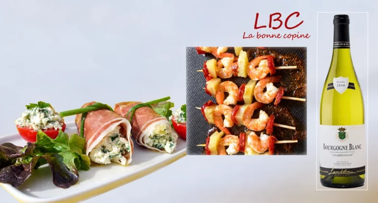 Rouleaux de jambon au fromage et aux herbes, avec brochettes de crevettes et bouteille de vin blanc en montage.