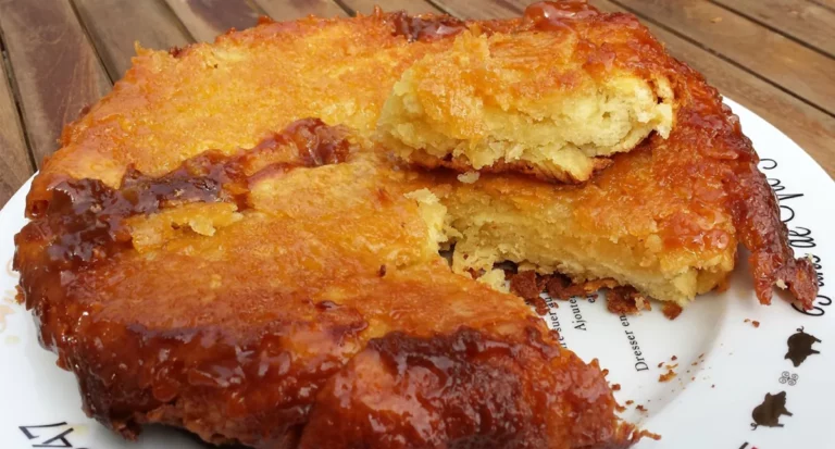 Kouign-amann caramélisé découpé, avec une part posée sur le gâteau.
