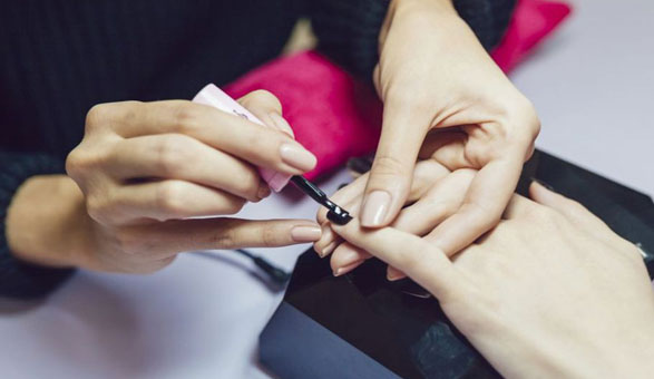 Astuces beaut&eacute; pour faire durer les vernis &agrave; ongle | LBC