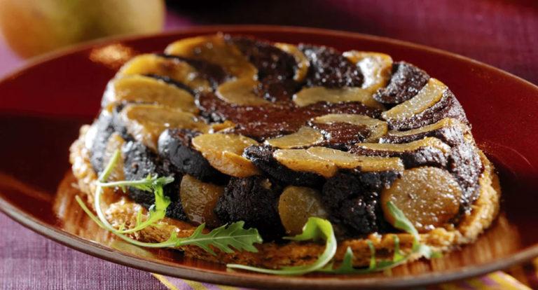 Tatin de poires au boudin : la recette sucrée-salée qui bluffe en moins d&rsquo;1 heure
