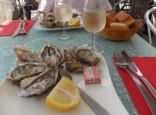 Hu&icirc;tres avec un vin blanc sec