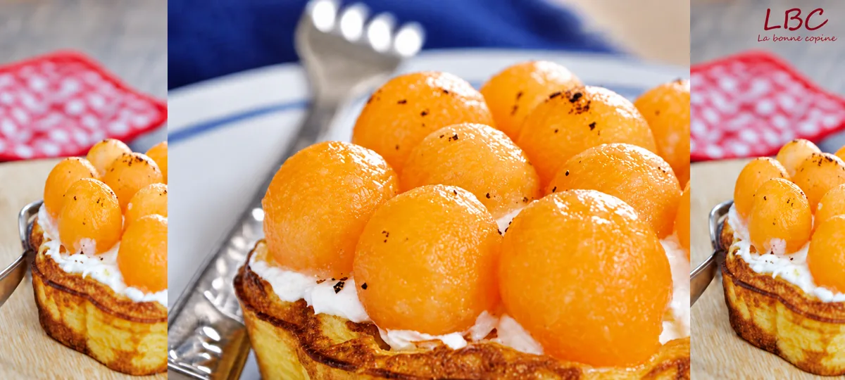 Gaufres au melon garnies de crème blanche et de billes de melon orange.