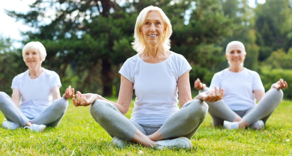 Les yogas doux, dédiés aux personnes âgées 