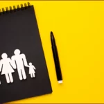 Carnet noir avec silhouettes famille et stylo | labonnecopine.com