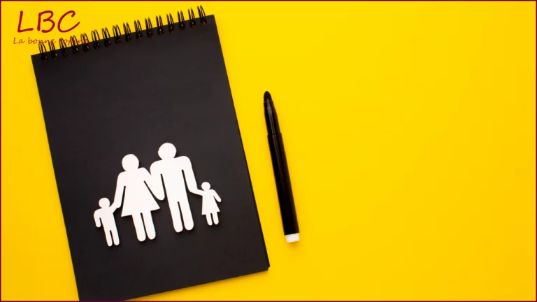 Carnet noir avec silhouettes famille et stylo | labonnecopine.com