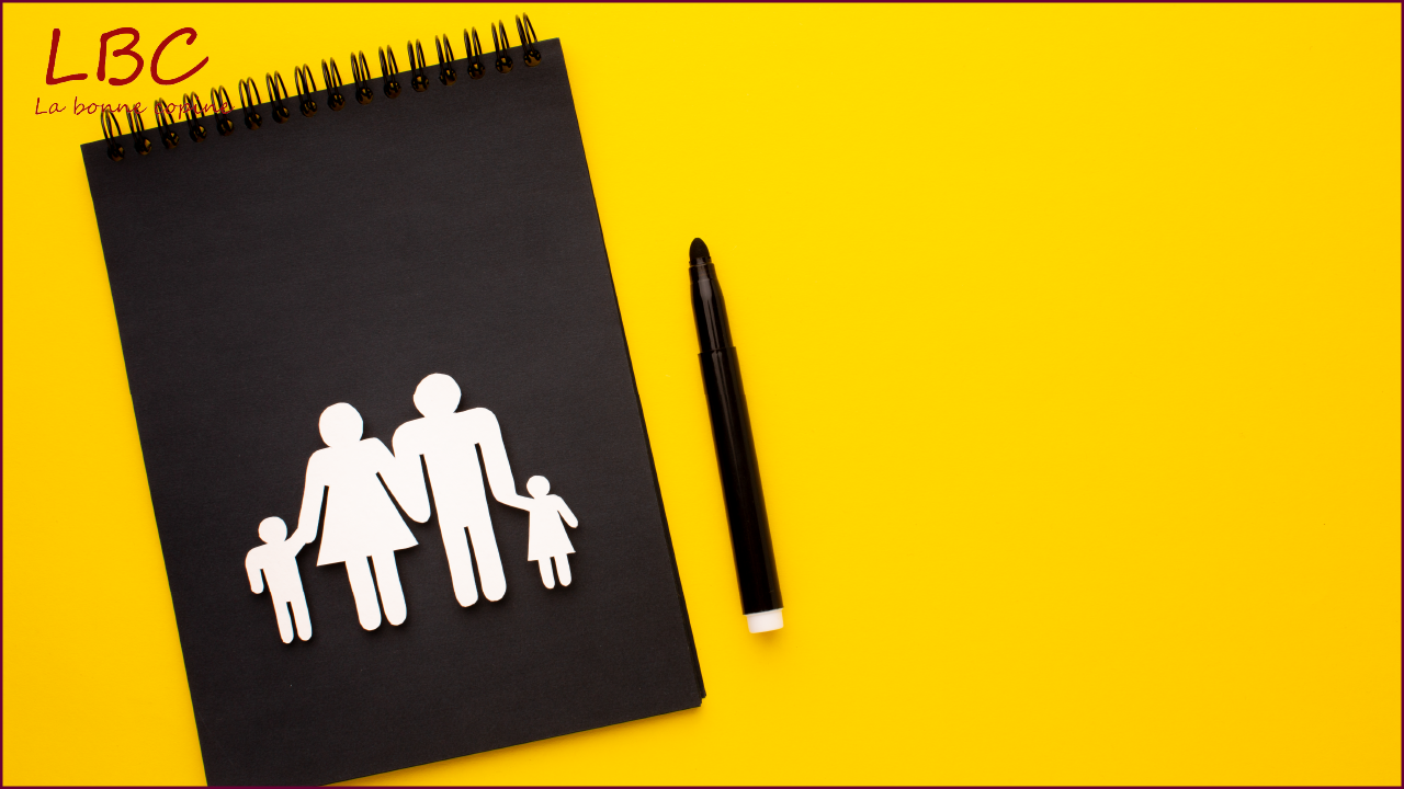 Carnet noir avec silhouettes famille et stylo | labonnecopine.com