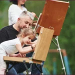 Famille réunie dans un moment calme, évoquant le soutien et la réflexion personnelle | labonnecopine.com