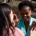 Sourires radieux et geste complice : deux femmes se donnent un high-five, reflet d’une relation fondée sur l’écoute et la bienveillance | labonnecopine.com