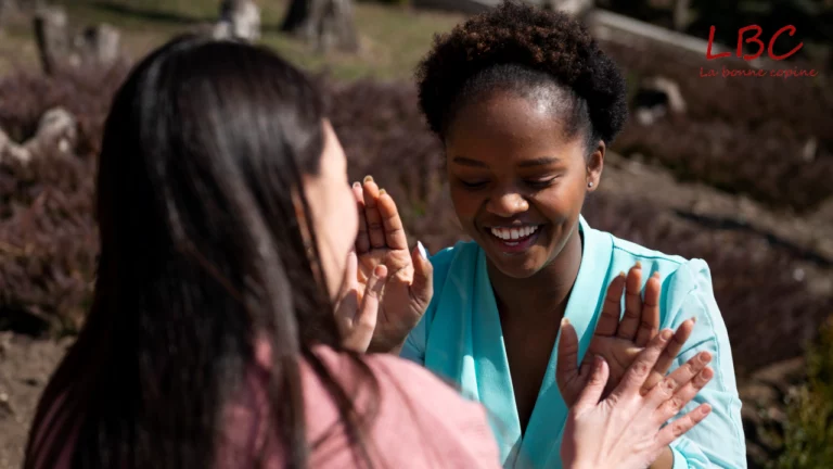 Sourires radieux et geste complice : deux femmes se donnent un high-five, reflet d’une relation fondée sur l’écoute et la bienveillance | labonnecopine.com