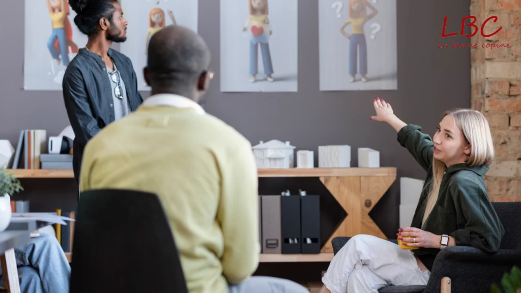 Groep die actief discussieert met emotiekaarten, stimuleert een interactieve gesprekssfeer