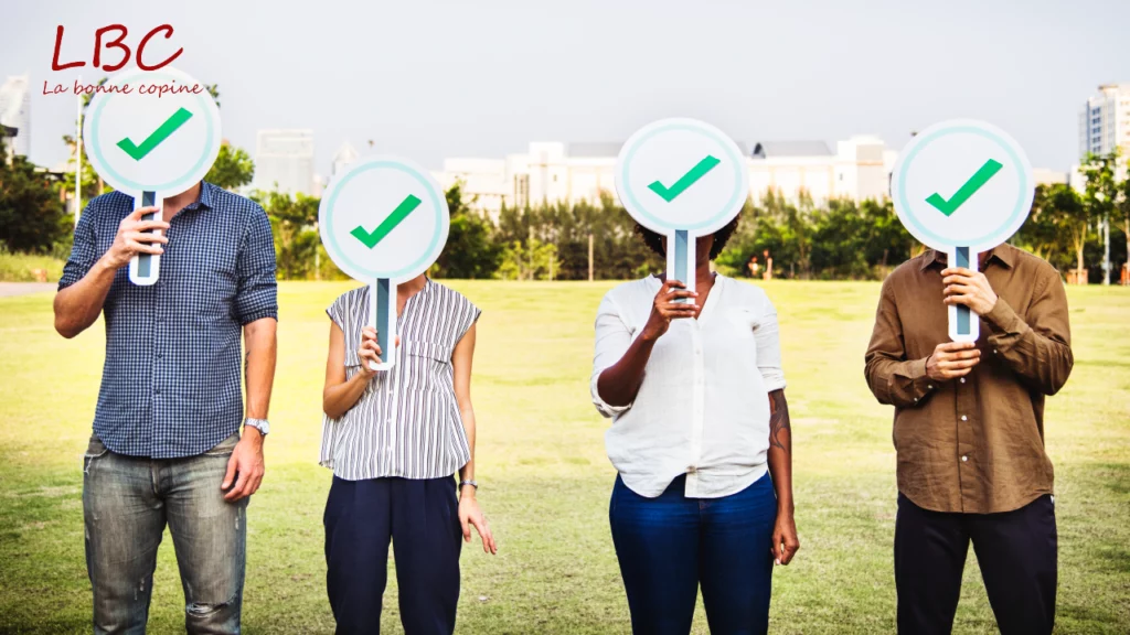Vier personen houden een groen vinkt bord voor hun gezicht, symbool voor gedeeld succes of een gezamenlijk doel