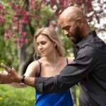 Couple pratiquant une activité de pleine conscience en extérieur | labonnecopine.com
