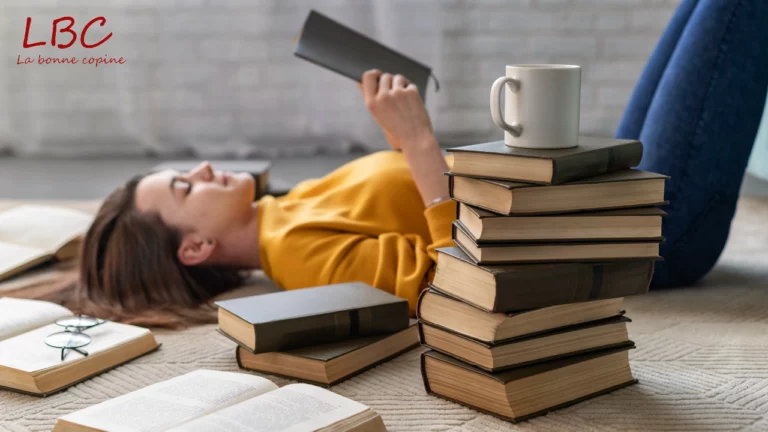 Entourée de livres, elle plonge dans sa lecture avec sérénité — un moment de pause inspirant, entre détente et croissance intérieure | labonnecopine.com