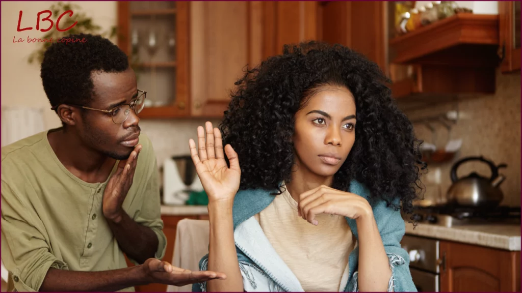 Face à un homme qui tente de se justifier, une femme lui oppose un geste clair de refus. Dans cette cuisine, le dialogue est rompu, les émotions parlent | labonnecopine.com