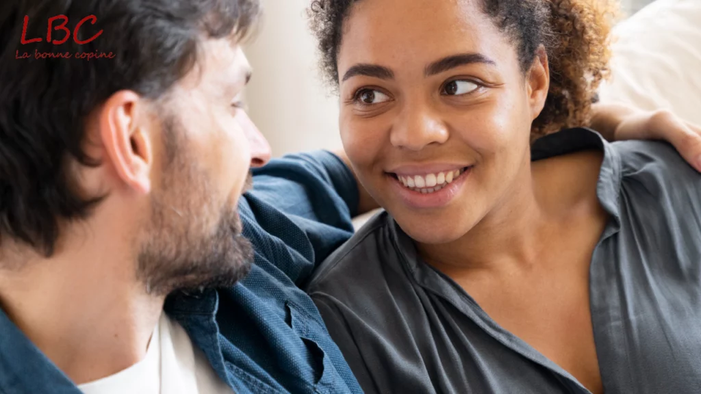 Deux personnes échangent un regard complice, souriants et proches l’un de l’autre | labonnecopine.com