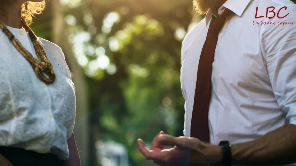 Moment complice en ext&eacute;rieur entre deux personnes au style soign&eacute;, partageant une conversation empreinte de sinc&eacute;rit&eacute; et de connexion. Une sc&egrave;ne naturelle o&ugrave; l&rsquo;&eacute;l&eacute;gance rencontre l&rsquo;authenticit&eacute; | labonnecopine.com