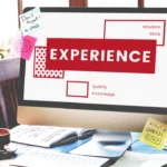Sur un bureau inspirant à l’ambiance créative, un écran d’ordinateur affiche un visuel fort, entouré de maquettes, d’icônes et d’éléments de design UX. Chaque détail suggère une démarche centrée sur l’utilisateur, où ergonomie, clarté et émotion se conjuguent pour concevoir des interfaces intuitives. Cette composition visuelle met en lumière l’importance d’un design pensé pour créer des interactions fluides et mémorables | labonnecopine.com