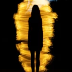 Une silhouette féminine enveloppée d’une lueur dorée en mouvement, symbolisant le chemin intérieur de résilience et de transformation, dans le calme silencieux d’un moment d’introspection | labonnecopine.com