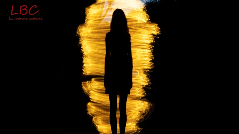 Une silhouette féminine enveloppée d’une lueur dorée en mouvement, symbolisant le chemin intérieur de résilience et de transformation, dans le calme silencieux d’un moment d’introspection | labonnecopine.com