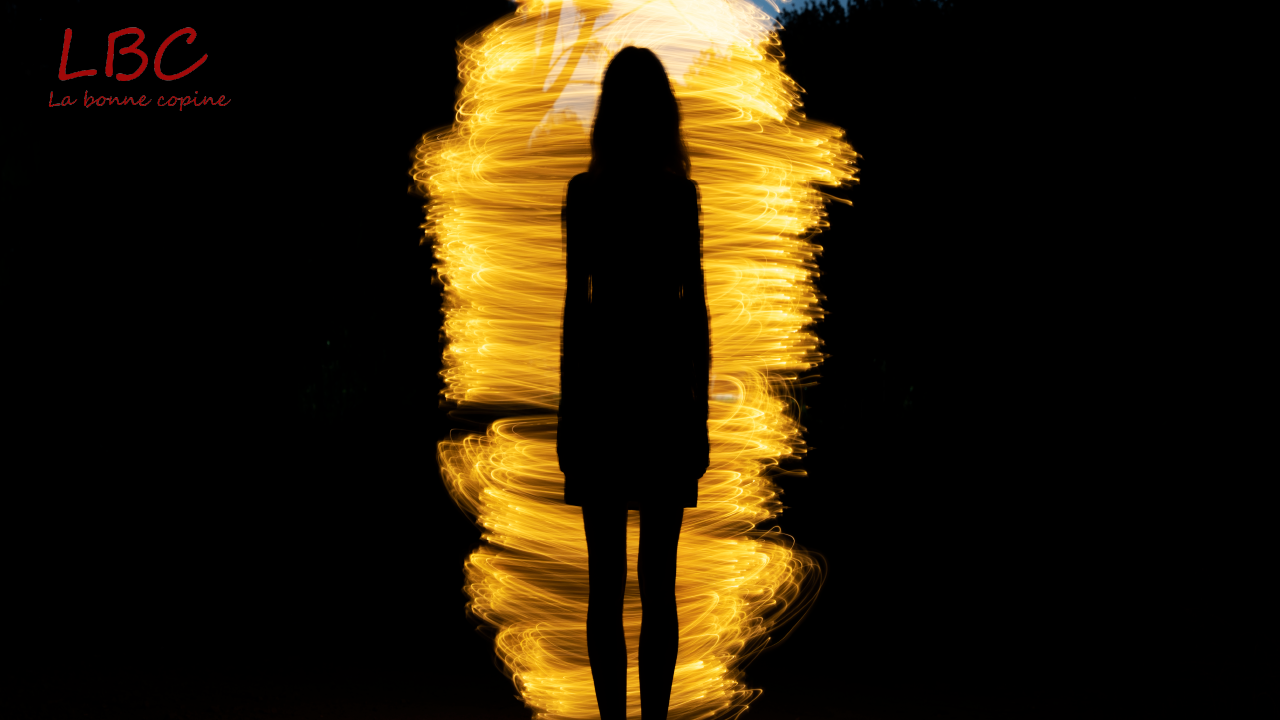 Une silhouette féminine enveloppée d’une lueur dorée en mouvement, symbolisant le chemin intérieur de résilience et de transformation, dans le calme silencieux d’un moment d’introspection | labonnecopine.com