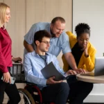 Réunis autour d’une table de bureau, des collègues mettent en commun leurs idées, illustrant la force de la collaboration en milieu professionnel | labonnecopine.com