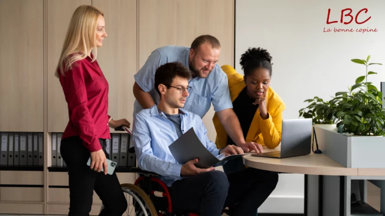 Réunis autour d’une table de bureau, des collègues mettent en commun leurs idées, illustrant la force de la collaboration en milieu professionnel | labonnecopine.com