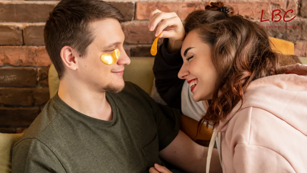 Een stel verzorgt elkaar speels: hij brengt gouden oogpleisters aan, zij brengt een stralend product op haar huid. Hun glimlachen tegen een bakstenen muur stralen luchtigheid en intimiteit uit | labonnecopine.com