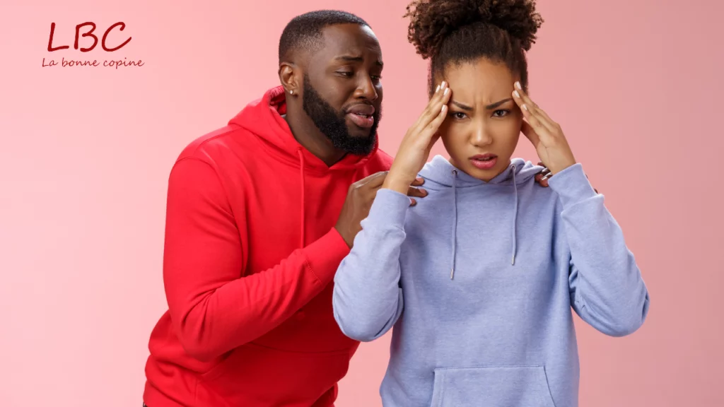 Een man praat met een zichtbaar van streek vrouw die haar hoofd in haar handen steekt, een moment van emotionele nood en behoefte aan luisterend oor.