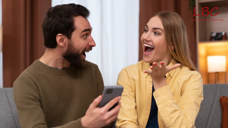 Installé sur un canapé, un couple échange avec le sourire autour d’un téléphone. Leurs gestes et regards complices reflètent la vitalité d’une communication authentique | labonnecopine.com