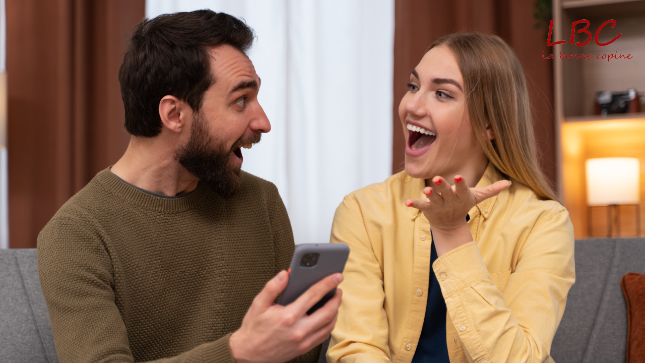 Installé sur un canapé, un couple échange avec le sourire autour d’un téléphone. Leurs gestes et regards complices reflètent la vitalité d’une communication authentique | labonnecopine.com