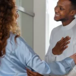 Dans un intérieur lumineux, deux personnes s’offrent un geste simple, mais profond, empreint de gratitude et de réconfort | labonnecopine.com