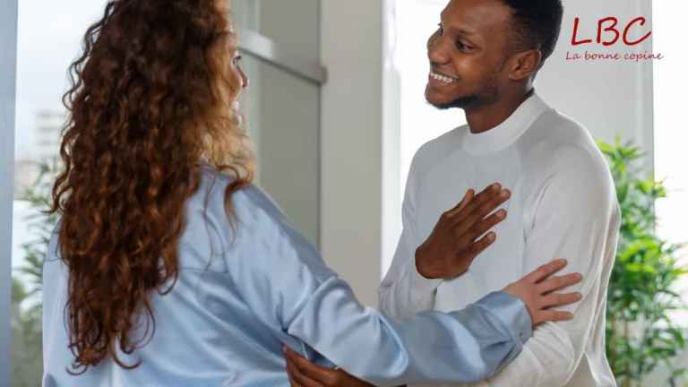 Dans un intérieur lumineux, deux personnes s’offrent un geste simple, mais profond, empreint de gratitude et de réconfort | labonnecopine.com