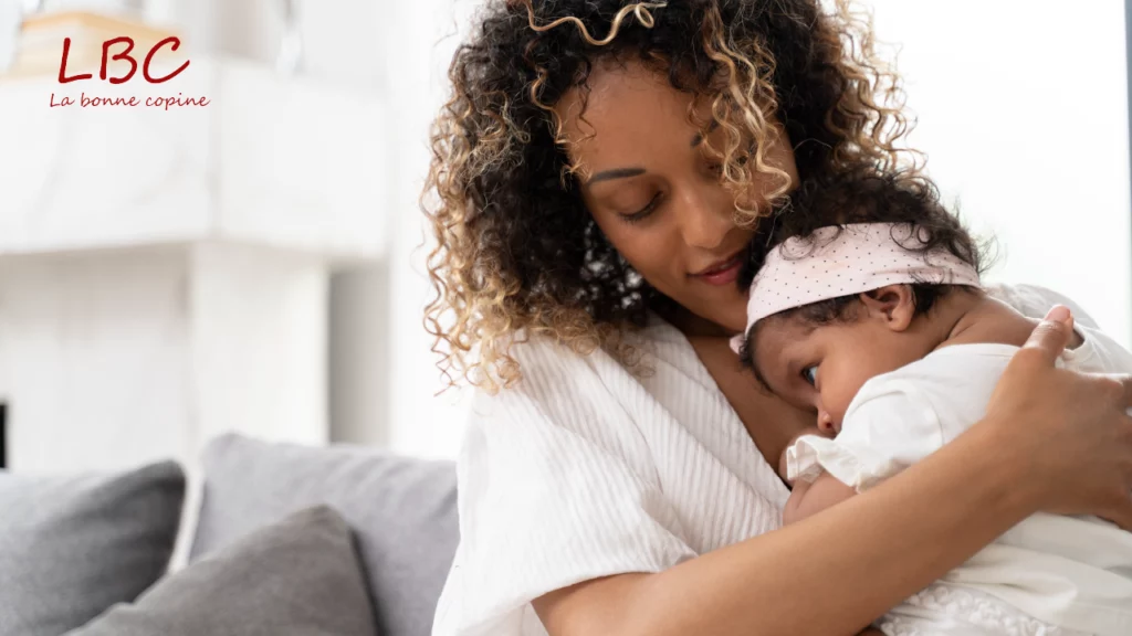 Moment de tendresse entre une m&egrave;re et son b&eacute;b&eacute;, confortablement install&eacute;s | wdata-mg.info
