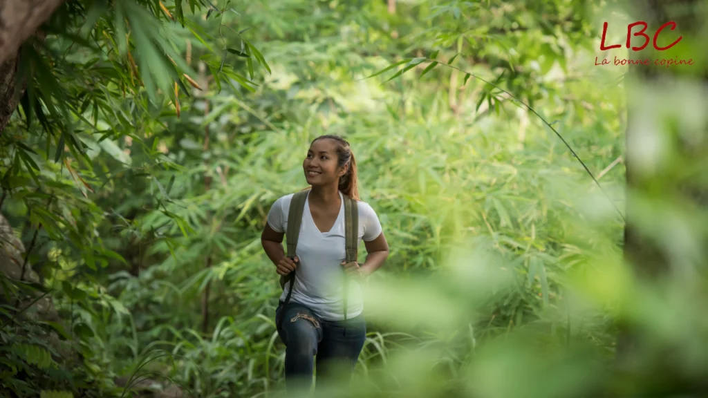A person strolling along a forest trail with a calm gait and a backpack, evoking a return to basics, connection with nature, and the freedom to move at one’s own rhythm