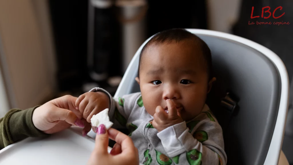 Moment de tendresse o&ugrave; un tout-petit d&eacute;couvre l&rsquo;alimentation, guid&eacute; avec douceur par un geste parental attentif | labonnecopine.com