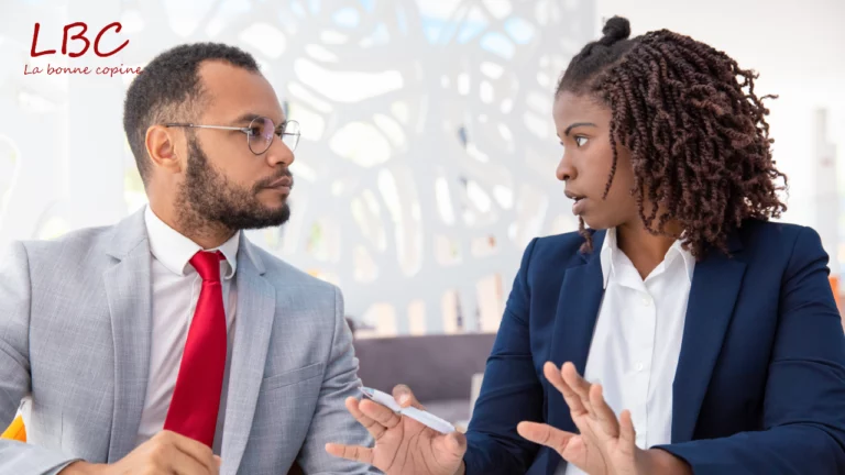 Deux collègues en tenue formelle échangent quelques mots lors d’un moment de discussion professionnelle | labonnecopine.com