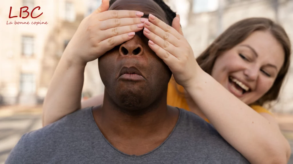 Dans un geste plein de tendresse, une femme cache les yeux d’un homme en riant | labonnecopine.com