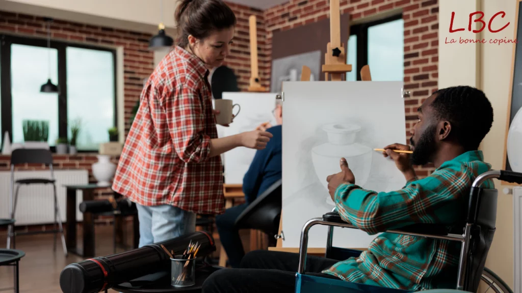 Scène d’un atelier de dessin inclusif où chacun, y compris un participant en fauteuil roulant, contribue librement à la création collective | labonnecopine.com