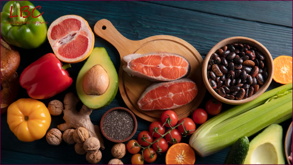 Aliments frais sur table bleue | labonnecopine.com