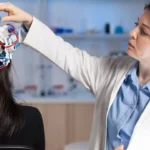 Un casque d’électrodes est placé sur la tête d’un participant afin de mesurer l’activité cérébrale, illustrant les progrès des neurosciences dans la compréhension du cerveau humain | labonnecopine.com