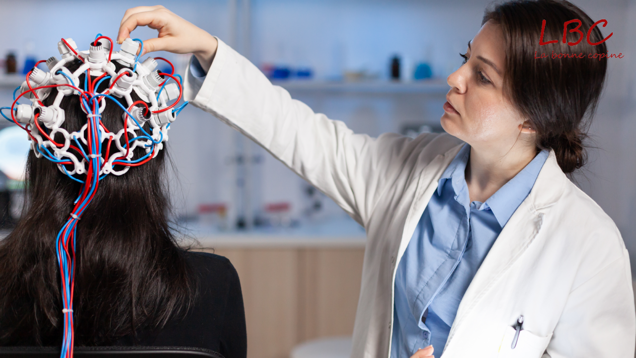 Un casque d’électrodes est placé sur la tête d’un participant afin de mesurer l’activité cérébrale, illustrant les progrès des neurosciences dans la compréhension du cerveau humain | labonnecopine.com
