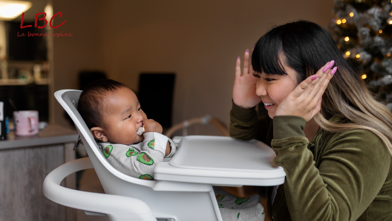 Adulte souriant interagissant avec un bébé assis dans une chaise haute | labonnecopine.com