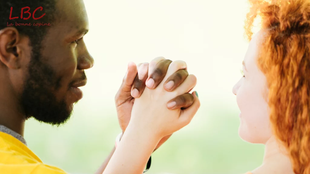 Deux personnes entrelacent leurs mains en signe d’unité | labonnecopine.com