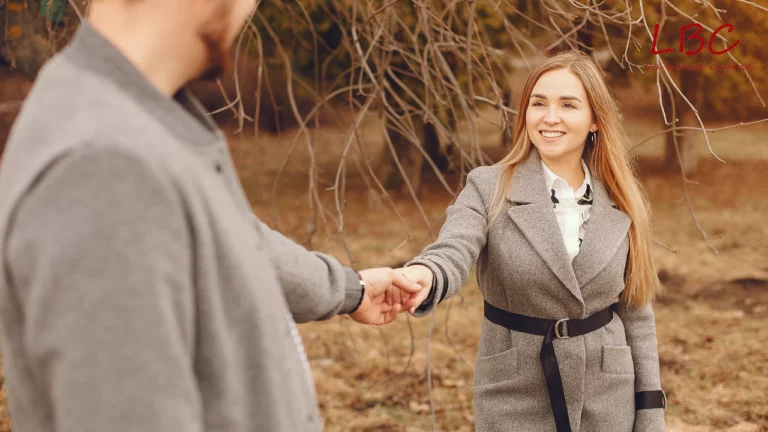Deux personnes se tiennent la main lors d’une promenade, bercés par l’air frais de la saison | labonnecopine.com