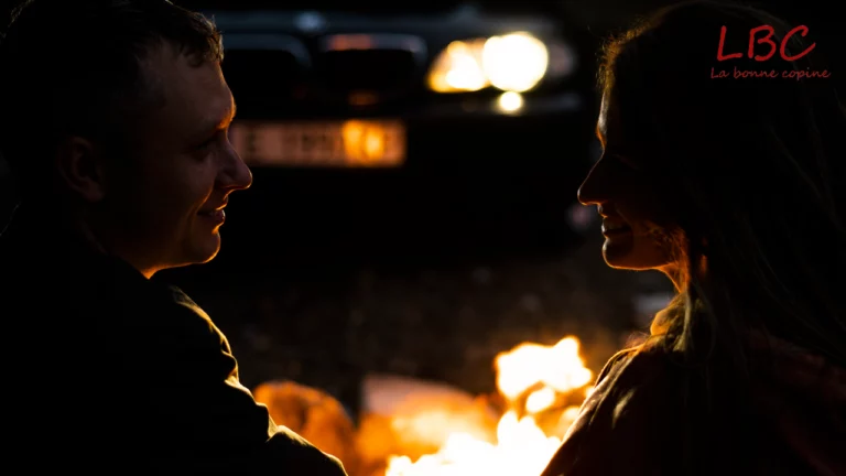 Deux personnes se font face dans une lumière tamisée, leurs profils à peine éclairés par la lueur dorée d’un feu ou d’une source chaleureuse . Leurs visages, partiellement illuminés, baignent dans une atmosphère intime et apaisante | labonnecopine.com