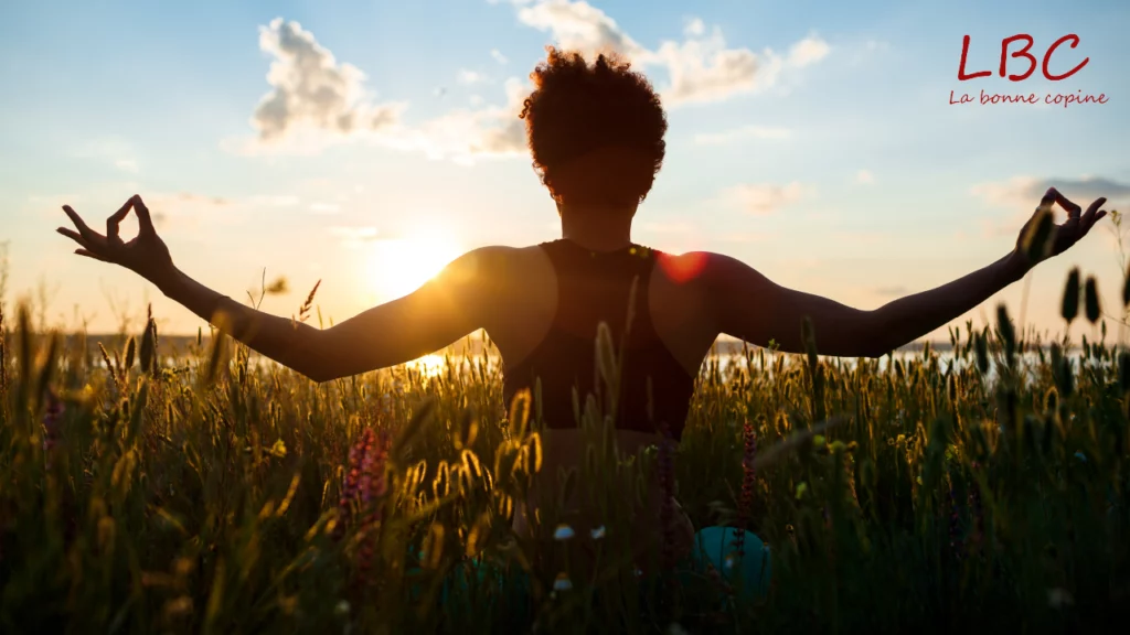 Méditation au cœur des fleurs sauvages, sous un ciel embrasé par le soleil couchant : une pause d’harmonie et de pleine conscience | labonnecopine.com