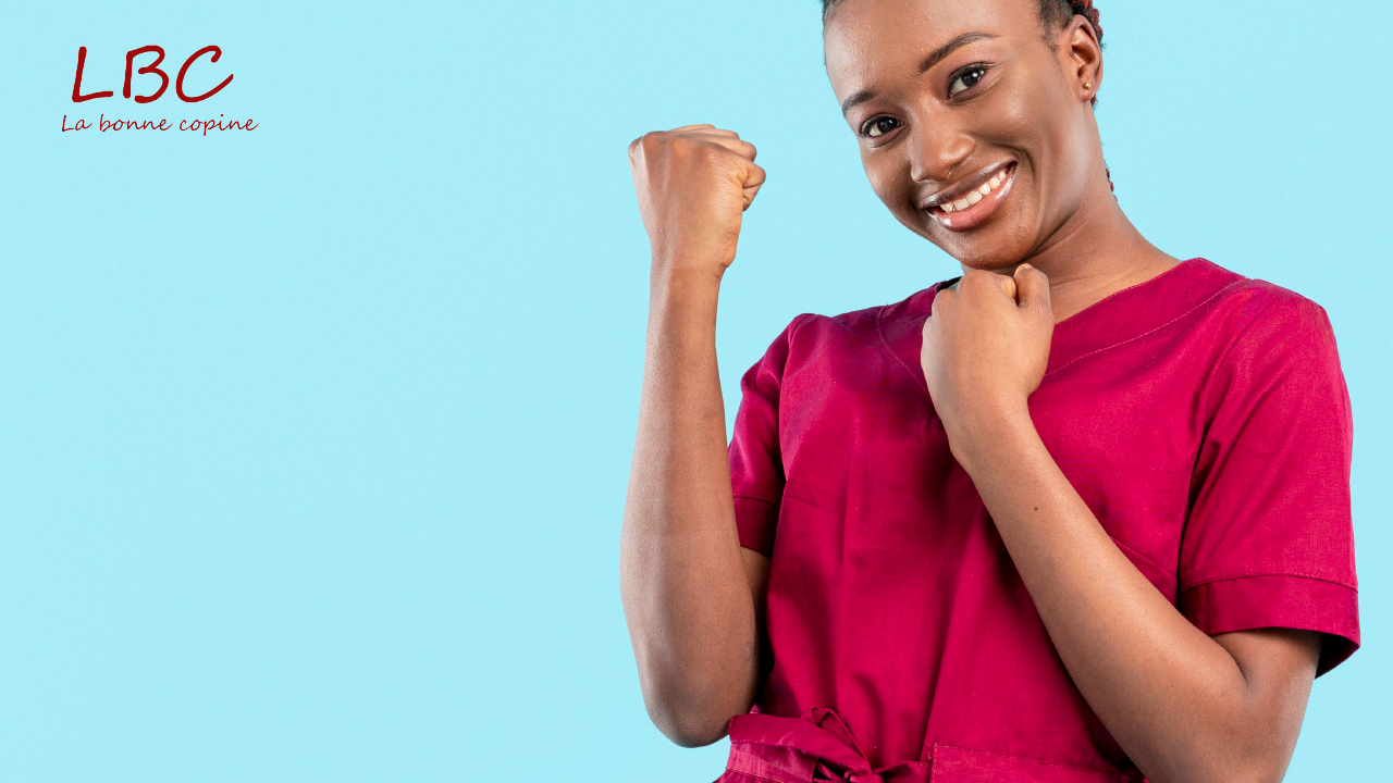 Une femme souriante lève le poing avec assurance, exprimant une énergie positive et un sentiment de victoire | labonnecopine.com
