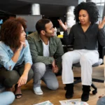 Professionnelle menant un échange dynamique au sein d’un espace de travail contemporain, favorisant la collaboration et le partage d’idées | labonnecopine.com