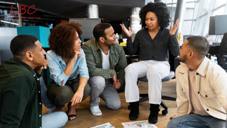 Professionnelle menant un échange dynamique au sein d’un espace de travail contemporain, favorisant la collaboration et le partage d’idées | labonnecopine.com