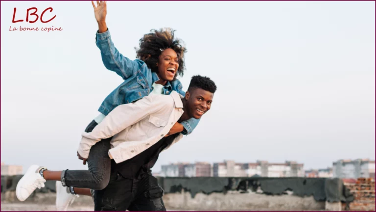 En pleine nature, un jeune homme transporte sur son dos une femme éclatante de sourire. Le couple, visiblement complice, partage un moment de bonheur simple et authentique, leur joie contagieuse illuminant la scène | labonnecopine.com